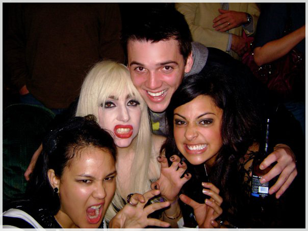 Fotos de Gaga jugando Ping - Pong con unos amigos (27/12/2009). 514